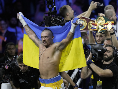 Ukrajinský boxer Oleksandr Usyk obhájil tituly profesionálnych organizácií WBA, IBF a WBO v superťažkej hmotnostnej kategórii.