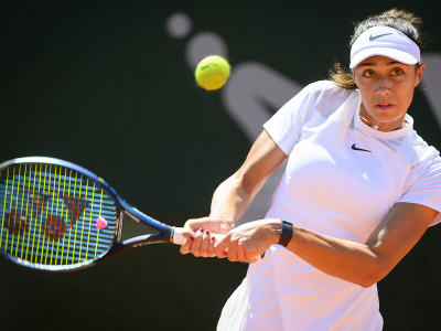 Srbská tenistka Olga Danilovičová odvracia úder Petry Martičovej