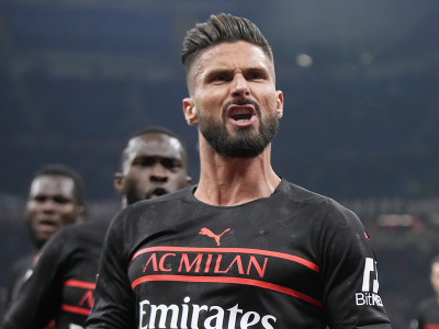 Olivier Giroud oslavuje gól  v drese AC Miláno