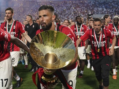 Olivier Giroud drží trofej po zisku titulu talianskej Serie A