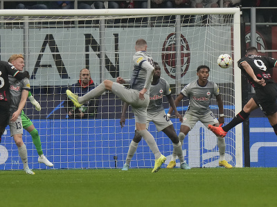 Hráč AC Miláno Olivier Giroud (vpravo) strieľa gól