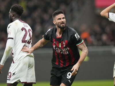 Hráč AC Miláno Olivier Giroud  oslavuje po tom, ako strelil úvodný gól 