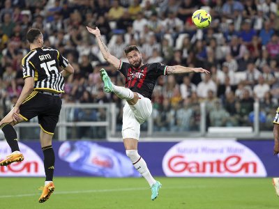 Futbalista AC Milána Olivier Giroud v súboji o loptu