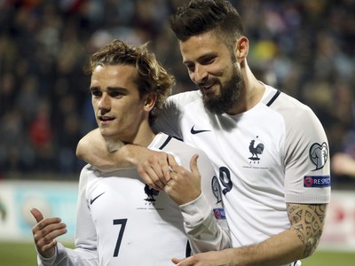 Antoine Griezmann a Olivier Giroud oslavujú gól 