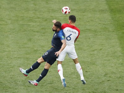 Francúzsky hráč Olivier Giroud (vľavo) bojuje o loptu s Chorvátom Dejanom Lovrenom