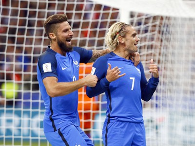 Antoine Griezmann (7) a Olivier Giroud oslavujú vedúci gól Francúzska