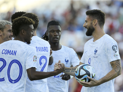 Na snímke vpravo hráč Francúzska Olivier Giroud oslavuje gól