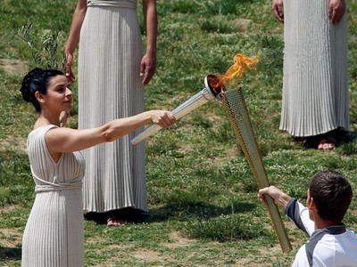 Ceremoniál zapálenia olympijskeho ohňa