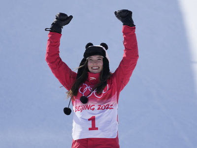 Domáca akrobatická lyžiarka Eileen Gu získala na ZOH 2022 zlatú medailu v piatkovej súťaži na U-rampe