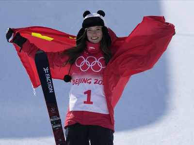 Domáca akrobatická lyžiarka Eileen Gu získala na ZOH 2022 zlatú medailu v piatkovej súťaži na U-rampe