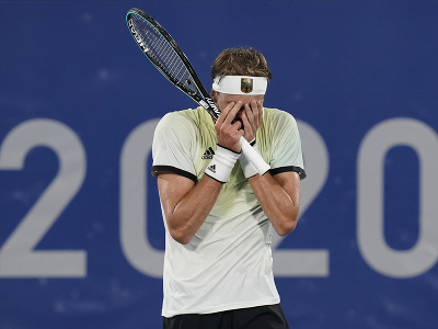 Nemecký tenista Alexander Zverev vyradil svetovú jednotku Novaka Djokoviča a zahrá si o olympijské zlato