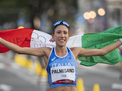 Na snímke talianska atlétka Antonella Palmisanová oslavuje zlatú medailu v chôdzi na 20 km žien na XXXII. letných olympijských hrách 2020 v japonskom Sappore