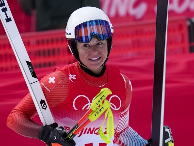 Švajčiarska lyžiarka Corinne Suterová v cieli zjazdu žien na ZOH 2022