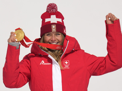 Švajčiarska lyžiarka Corinne Suterová so zlatou medailou v zjazde na ZOH 2022