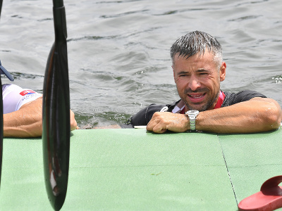 Na snímke tréner slovenských rýchlostných kanoistov Peter Likér sa teší vo vode zo zisku bronzovej medaily