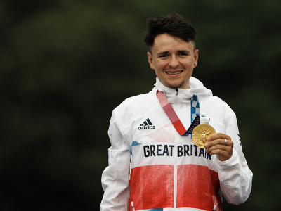 Britský horský cyklista Tom Pidcock získal zlatú medailu v pretekoch mužov na olympijských hrách v Tokiu
