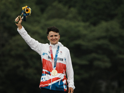 Britský horský cyklista Tom Pidcock získal zlatú medailu v pretekoch mužov na olympijských hrách v Tokiu