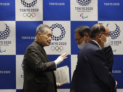 Prezident organizačného výboru olympijských hier v Tokiu Joširo Mori (vľavo)