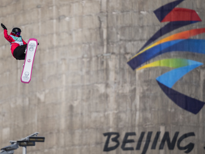 Na snímke slovenská snoubordistka Klaudia Medlová počas tretieho kola kvalifikácie Big Air na ZOH 2022 v Pekingu