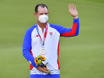 Slovenský golfista Rory Sabbatini pózuje na pódiu so striebornou medailou