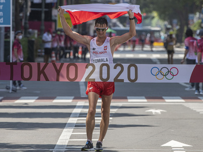 Na snímke poľský reprezentant v chôdzi na 50 km Dawid Tomala prichádza do cieľa ako víťaz pretekov na XXXII. letných olympijských hrách 2020 v japonskom Sappore