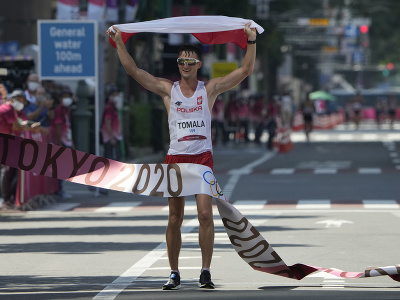 Poľský reprezentant Dawid Tomala získal olympijské zlato v chôdzi na 50 kilometrov