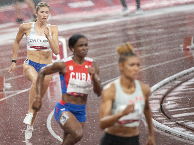 Na snímke slovenská atlétka Emma Zapletalová (vľavo) počas semifinále behu na 400 m prekážok na XXXII. letných olympijských hrách v Tokiu 