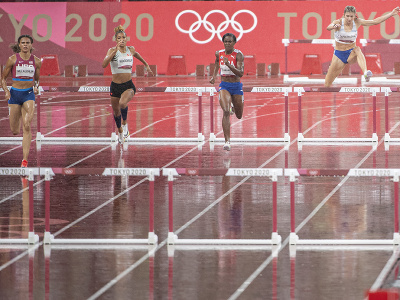 Na snímke vpravo slovenská atlétka Emma Zapletalová počas semifinále behu na 400 m prekážok na XXXII. letných olympijských hrách v Tokiu