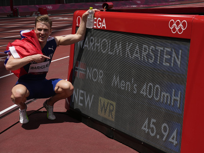 Nórsky atlét Karsten Warholm sa teší v cieli zo zisku zlatej medaily v behu mužov na 400 m cez prekážky vo svetovom rekorde 45,94 sekundy na OH v Tokiu