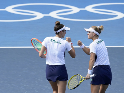 Brazílske tenistky Luisa Stefaniová s Laurou Pigossiovou získali na OH 2020 v Tokiu bronzové medaily v ženskej štvorhre