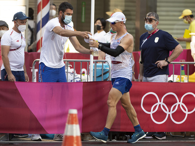Na snímke slovenský reprezentant v chôdzi na 50 km Michal Morvay sa občerstvuje na trati počas pretekov na XXXII. letných olympijských hrách 2020 v japonskom Sappore