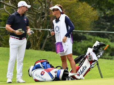 Na snímke slovenský reprezentant v golfe Rory Sabbatini, ktorého caddy je jeho manželka Martina Sabbatiniová (vpravo)