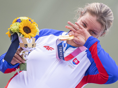Slovenská strelkyňa Zuzana Rehák Štefečeková sa teší na pódiu zo zisku zlatej medaily po triumfe vo finále trapu na XXXII. letných olympijských hrách v Tokiu