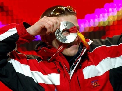 Slovenský snoubordista Radoslav Židek sa teší zo striebornej medaily, ktorú vybojoval 16. februára 2006 na ZOH 2006 v Turíne 