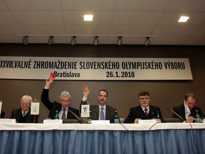 Členovia SOV hlasujú počas 38. valného zhromaždenia Slovenského olympijského výboru.