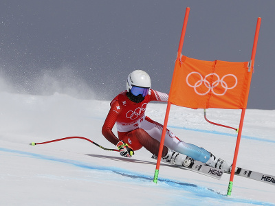 Švajčiarska lyžiarka Lara Gutová-Behramiová počas zjazdu žien na ZOH 2022