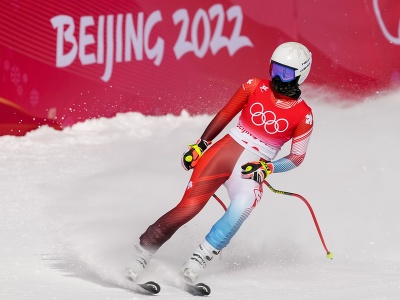 Švajčiarska lyžiarka Lara Gutová-Behramiová počas zjazdu žien na ZOH 2022