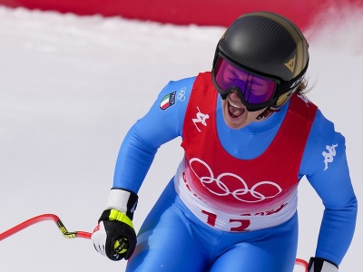 Talianska lyžiarka Sofia Goggiová počas zjazdu žien na ZOH 2022