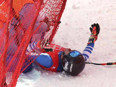 Francúzska lyžiarka Camille Ceruttiová počas zjazdu na ZOH 2022 v Pekingu škaredý pád