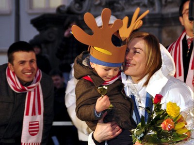 Anastasia Kuzminová so synom Jelisejom a manželom Danielom.