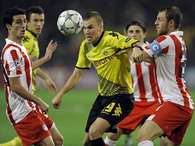 Futbalisti Olympiakosu (v červenobielom)