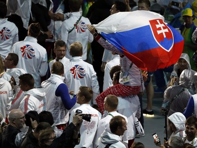 Slovenskí športovci počas záverečného ceremoniálu