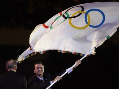 Starosta Ria Eduardo Paes prevzal olympijskú vlajku