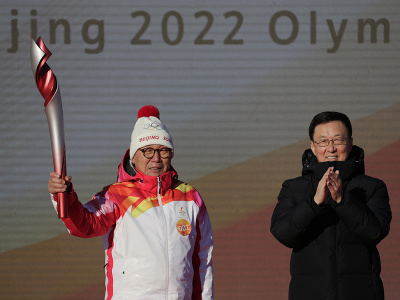 Luo Zhihuan drží olympijskú pochodeň
