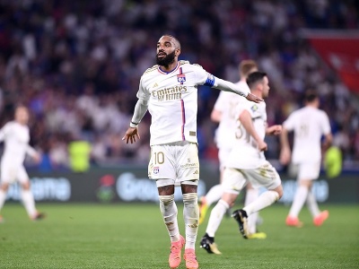 Alexandre Lacazette oslavuje gól
