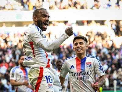Alexandre Lacazette oslavuje gól