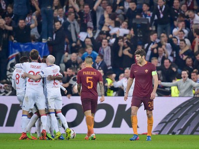 Hráči Olympique Lyon oslavujú strelený gól do siete AS Rím