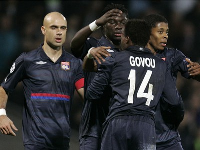 Bafe Gomis, Sidney Govou a Michel Bastos sa radujú s gólov