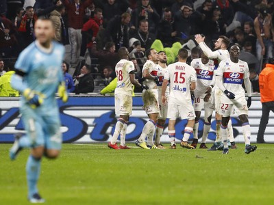 Radosť hráčov Lyonu po víťaznom góle Depaya