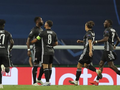 Hráči Lyonu sa radujú z gólu